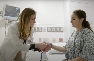 Кодирование Аквилонг в Каргополе Врач держит пациентку за руку