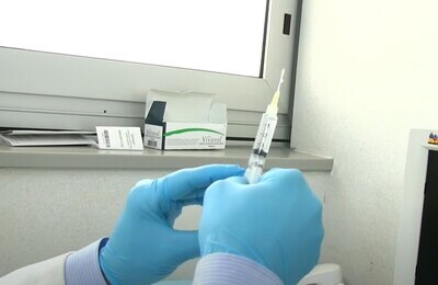 Проведение кодирования Вивитролом в Каргополе Шприц с Вивитролом в руках у врача